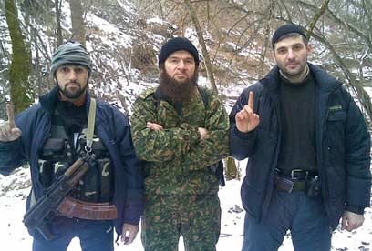 רוצים להקים מדינה איסלאמיסטית בקווקז. אומרוב (במרכז) עם מורדים צ'צ'נים (צילום: AFP)
