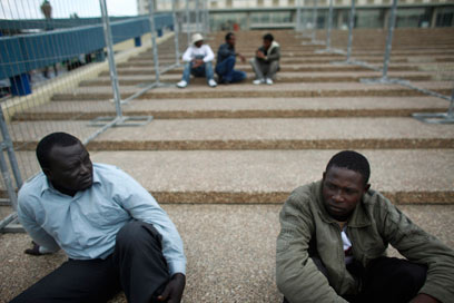 פליטים בכיכר רבין. "אנשים שקופים בעיני המדינה" (צילום: רויטרס)