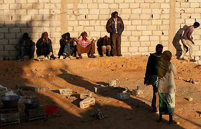 פליטים בגבול מצרים (צילום: רויטרס)