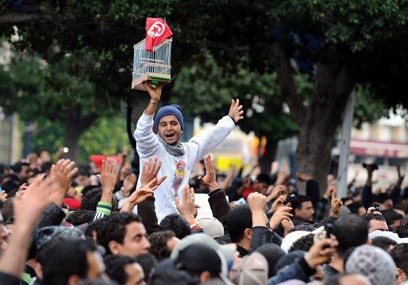 תוניסיה יצאה מהכלוב. הפגנת ענק ביום ההפיכה נגד בן-עלי (צילום: AFP)