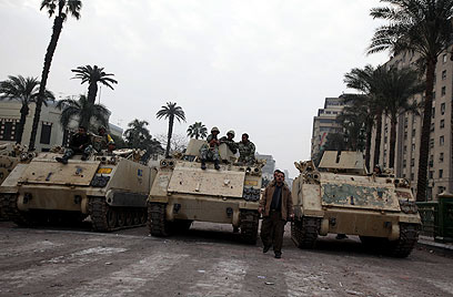 טנקים מצריים בקהיר. הקצינים רואים במהפכה הזדמנות (צילום: AP)
