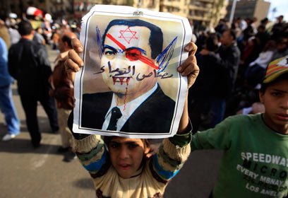 הפגנה נד מובארק בקהיר. "פרשתי כדי להציל חיים" (צילום: רויטרס)