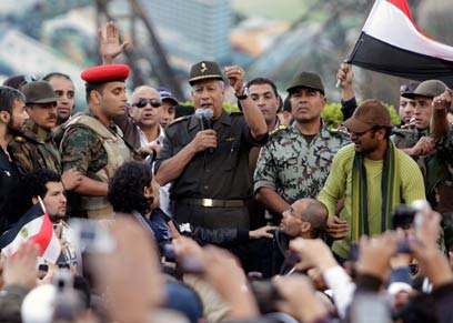 צבא מצרים בכיכר תחריר (צילום: רויטרס)