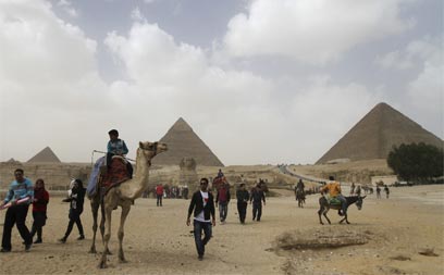 בלי בירה ליד הפירמידות? תיירים בגיזה (צילום: AP)