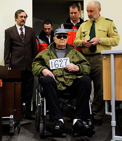 הסתיר מקום הימצאו במלחמה. דמיאניוק בעת משפטו בגרמניה (צילום: AP)