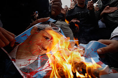 מעלים באש את תמונת הנשיא הסורי. גם טורקיה מתנתקת (צילום: AP )