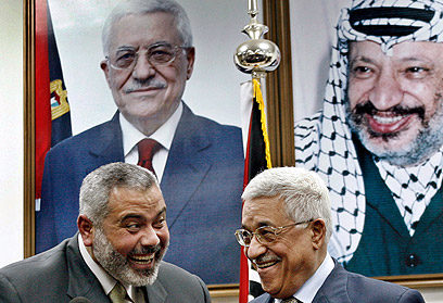 Don't want to be blamed for botched statehood bid. Haniyeh and Abbas (Photo: Reuters)