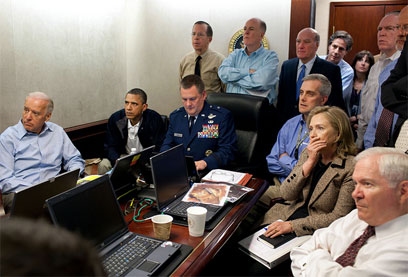 אובמה, קלינטון ובכירי הממשל צופים בחיסול בשידור חי (צילום: Pete Souza)