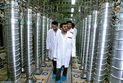 אחמדינג'אד במתקן העשרת אורניום. הצנטריפוגות עדיין מסתובבות, לאט (צילום: AP)