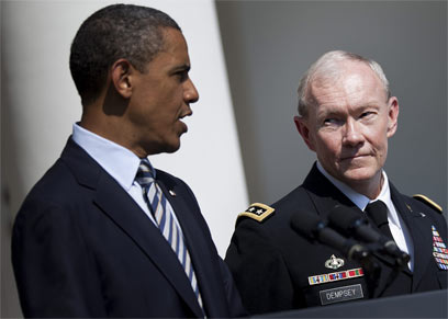 הגנרל דמפסי לצד הנשיא אובמה. "אם ניגרר לעימות - טרגדיה" (צילום: AFP)