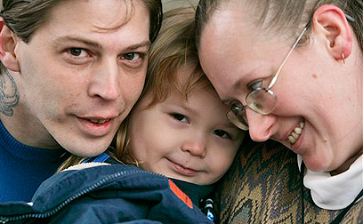 אדולף היטלר עם הוריו ב-2009. ההורים נפרדו מאז  (צילום: AP)