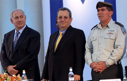 אשכנזי, ברק ונתניהו ב-2009. הרמטכ"ל לשעבר עולה להתקפה (צילום: חיים צח, ידיעות אחרונות)
