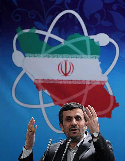 אחמדינג'אד נואם היום ב"יום הגרעין הלאומי" באיראן (צילום: EPA)