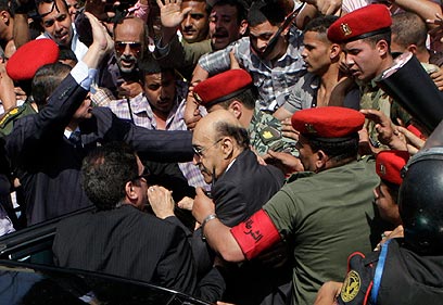 סולימאן מוקף בשומרי ראש (צילום: AP)