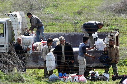 פליטים מסוריה חוצים את הגבול (צילום: AFP)