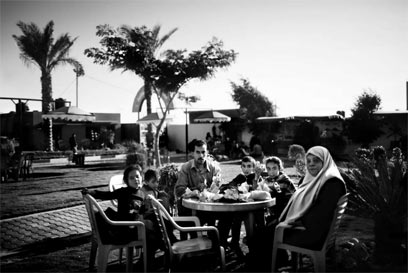 פארק אל-נור שייך לחמאס ושמור למשפחות השהידים. הוא נבנה בשטח ההתנחלות נצרים. חזים, בן 32, מבלה עם משפחתו את החג (צילום: פרדריק סוטרו)
