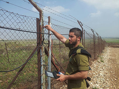 חייל עוסק בתיקון הגדר (צילום: יואב זיתון)