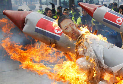 הפגנה בדרום קוריאה לאחר השיגור הכושל של השכנה מצפון (צילום: רויטרס)