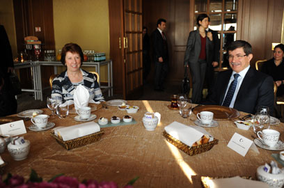 קתרין אשטון ושר החוץ הטורקי, היום (צילום: AFP)
