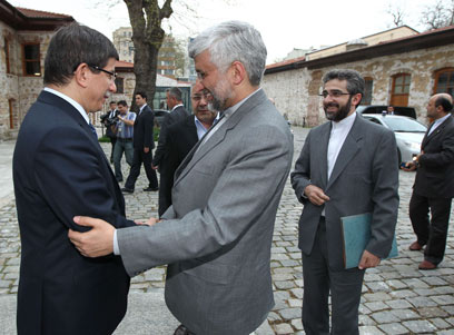 הנציג האיראני ושר החוץ הטורקי באיסטנבול (צילום: AFP)