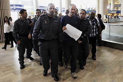 מעצר פעילים בשדה התעופה (צילום: AFP)