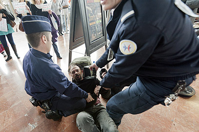 פעילים נעצרים בשדה התעופה בניס. "מטרתם רק להשמיץ" (צילום: MCT)