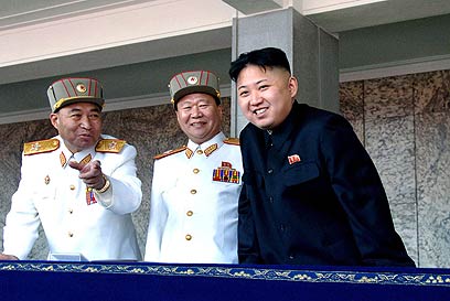 קים ג'ונג און עם בכירים בצבא צפון קוריאה (צילום: AP)