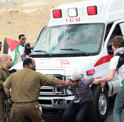 אייזנר מתעמת עם פעילים, כפי שתועד על ידי צלמים פלסטינים (צילום: סעד נג'ום)