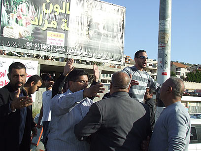 המפגינים ומתנגדיהם באום אל-פחם (צילום: alarab.net)