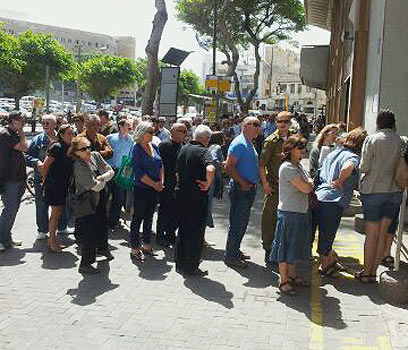 מחכים בתור לקונסוליה הצרפתית בתל-אביב, היום (צילום: גלעד מורג)