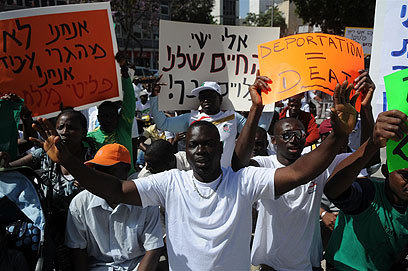 מפגינים בתל אביב (צילום: ירון ברנר)
