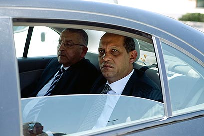 משמאל: השגריר יאסר רידא מגיע למשרד החוץ  (צילום: אוהד צויגנברג)
