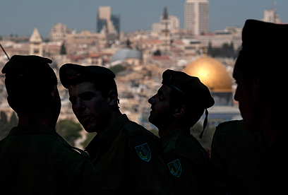 חיילים בטקס הזיכרון בירושלים (צילום: AP)