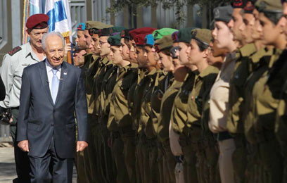 הנשיא סוקר את 120 החיילים המצטיינים (צילום: גיל יוחנן)