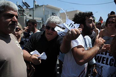 מפגינים בשכונה בתל-אביב, היום (צילום: ירון ברנר)
