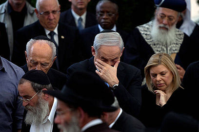 Netanyahu and wife Sara during funeral (Photo: Ohad Zwigenberg)