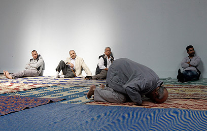 "ראייה אירופית שגויה של המוסלמים". תפילות בפריז (צילום: AP)