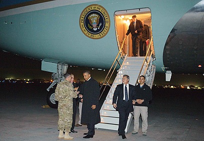 אובמה יורד מה"אייר פורס 1" עם נחיתתו באפגניסטן (צילום: AFP)