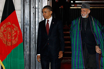 אובמה בביקור פתע באפגניסטן, בחברת קרזאי (צילום: AP)