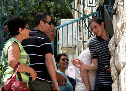 גלעד שליט הצביע בחיפה (צילום: אבישג שאר-ישוב)