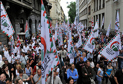 תומכי "יוביק" האנטישמית מפגינים בבודפשט, ארכיון (צילום: AP)