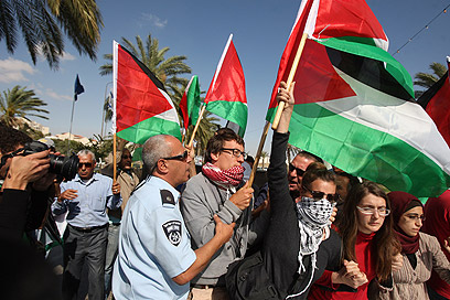 מפגינים היום למען האסירים הפלסטינים במעלה אדומים (צילום: AFP)