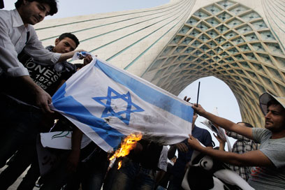 דגל ישראל עולה באש בטהרן (צילום: AP)