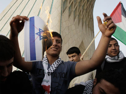 דגל פלסטין מונף, דגל ישראל נשרף (צילום: AP)