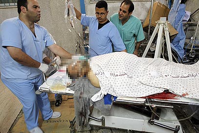אחד מפצועי התקרית בבית החולים בעזה (צילום: AFP)