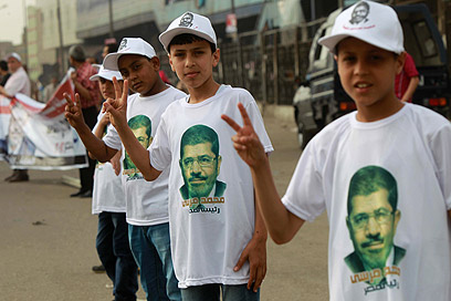 גם הילדים צועקים שמות מועמדים. תומכי מוחמד מורסי (צילום: AFP)