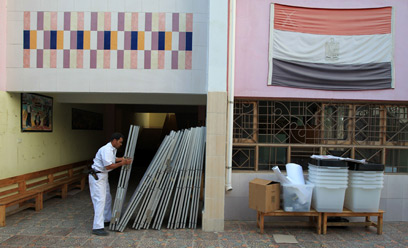 מכינים את הקלפיות בקהיר (צילום: AFP)
