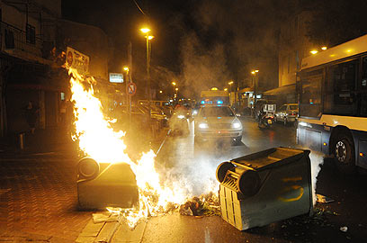 מבעירים פחי אשפה בהפגנה נגד הזרים בתל-אביב (צילום: ירון ברנר)