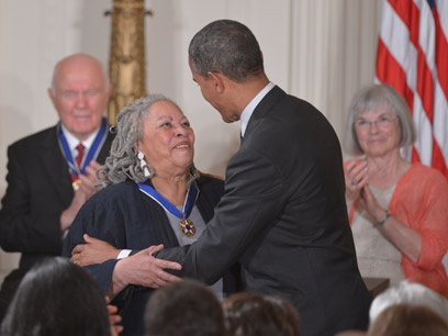 אובמה מעניק את מדליות החירות (צילום: AFP)