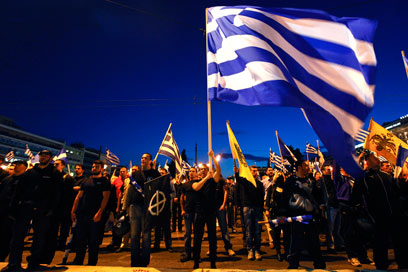 תומכי מפלגת "השחר המוזהב", אמש במרכז אתונה (צילום: רויטרס)